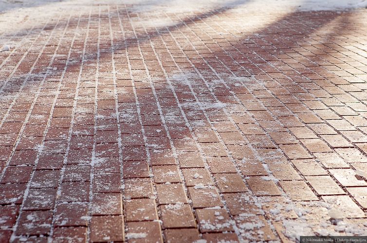 Уход за тротуарной плиткой зимой, очистка брусчатки от льда - Основные способы