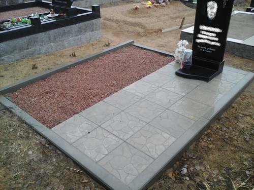 Укладка гранитной плитки на кладбище