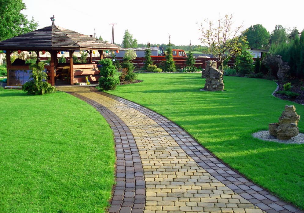 Зеленая тротуарная плитка в ландшафтном дизайне